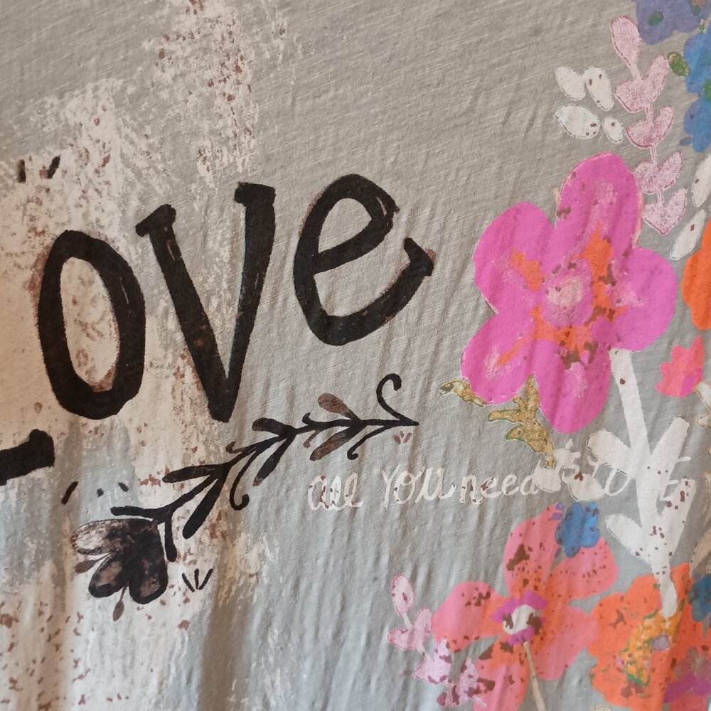 Love is all you need very long Tee - Picture 2 of 8